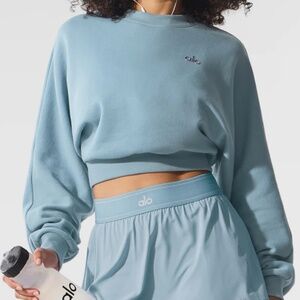 ALO YOGA Cropped Accolade Crewneck in Celestial Blue (XS)